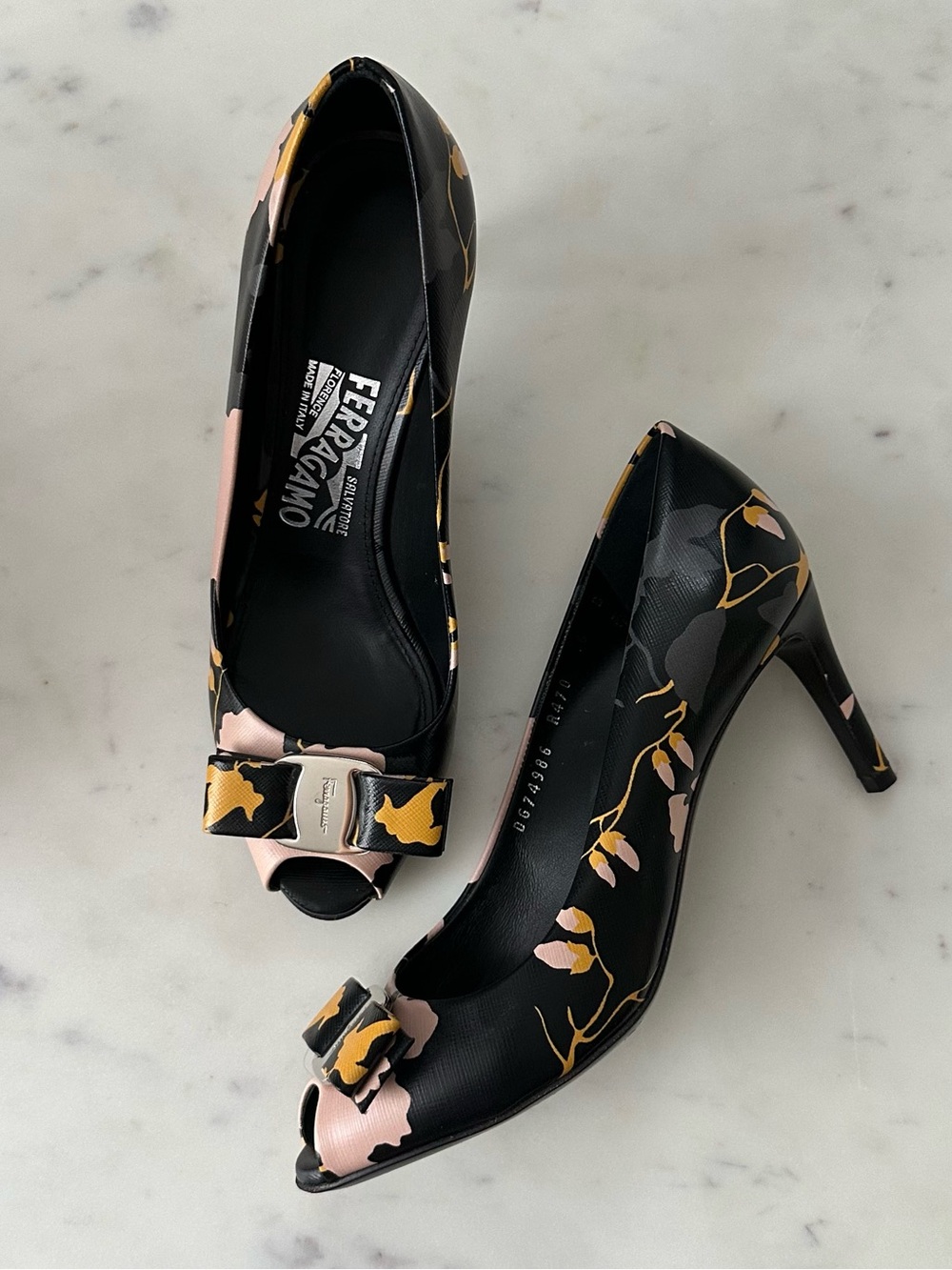 Salvatore Ferragamo VARA Bow Peep Toe Pumps, Floral print. Size 6 US
